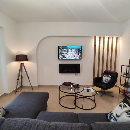Grey Swan - Modern & Stylish Apartment With Private Parking Volos Exterior photo
