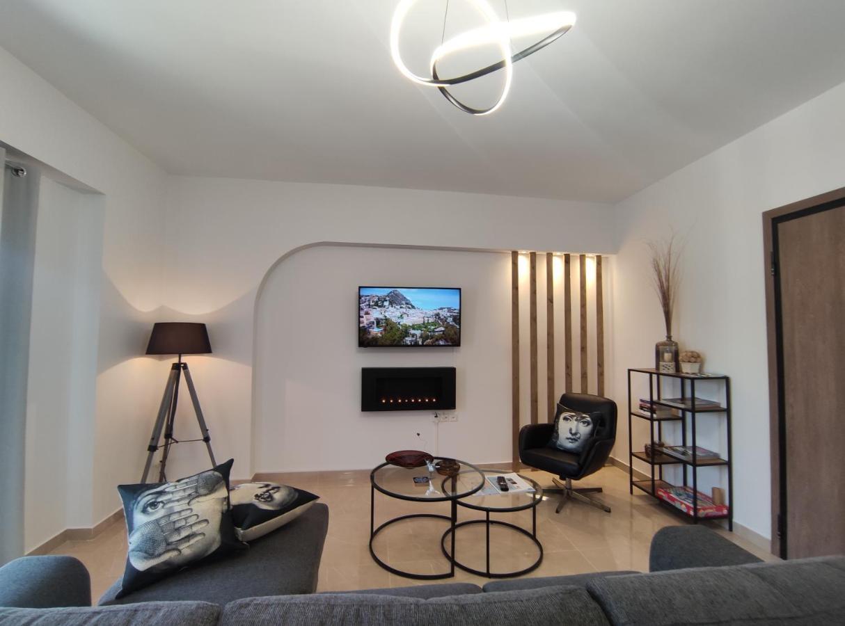 Grey Swan - Modern & Stylish Apartment With Private Parking Volos Exterior photo